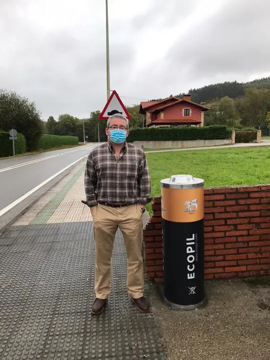 El concejal junto al contenedor de pilas