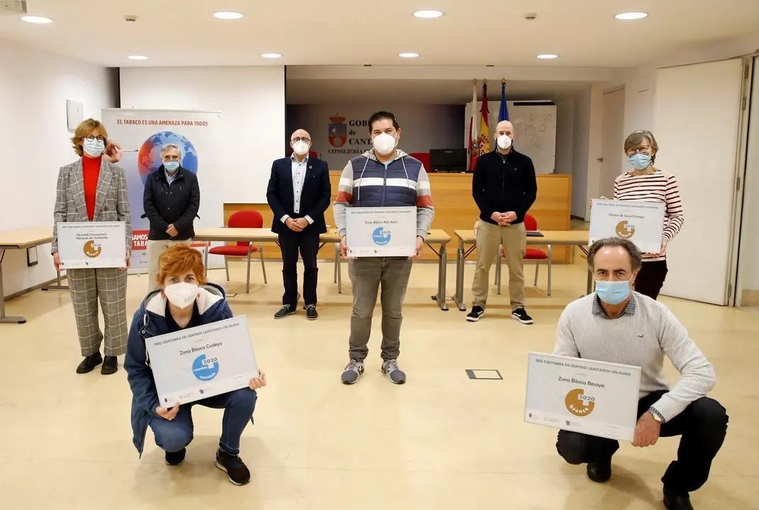 El consejero de Sanidad, Miguel Rodr&iacute;guez, entrega los reconocimientos de la Red C&aacute;ntabra de Centros Sanitarios sin Humo.