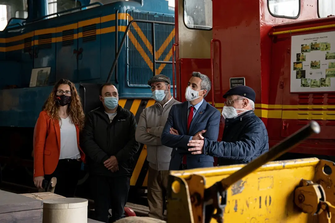 El Vicepresidente De Cantabria Y Consejero De Universidades, Igualdad, Cultura Y Deporte, Pablo Zuloaga, Se Re&uacute;ne Con La Asociaci&oacute;n Amigos Del Ferrocarril.