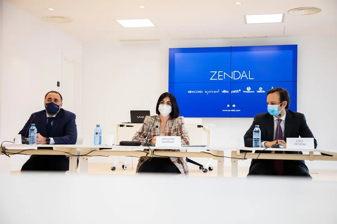 La ministra de Sanidad, Carolina Darias (centro), junto al conselleiro de Sanidade, Julio Garc&iacute;a Comesa&ntilde;a (i), y el CEO del grupo Zendal, Andr&eacute;s Fern&aacute;ndez (d), comparecen con motivo de la visita de Darias a la planta de Biofabri en O Porri&ntilde;o.