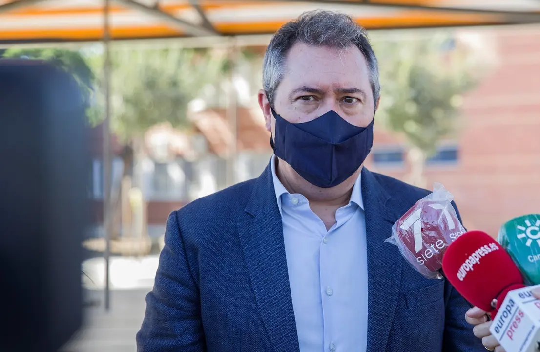 Archivo - El alcalde de Sevilla, Juan Espadas, atiende a los medios de comunicaci&oacute;n.