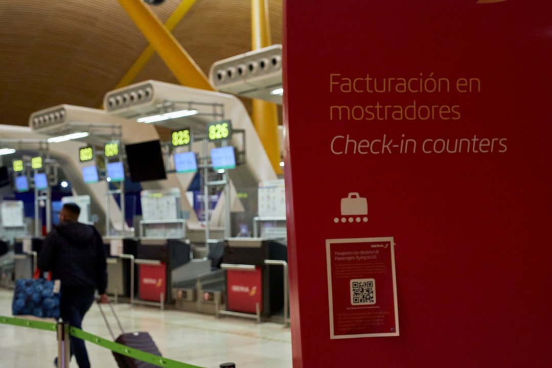 Interior de la terminal T4 del Aeropuerto Adolfo Suárez Madrid-Barajas el mismo día en que se restringen los vuelos procedentes de Brasil y Sudáfrica, en Madrid, (España), a 3 de febrero de 2021. Esta restricción, impuesta por el Gobierno de España desde 