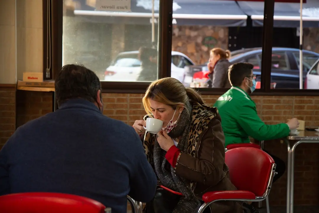 Clientes dentro de un bar