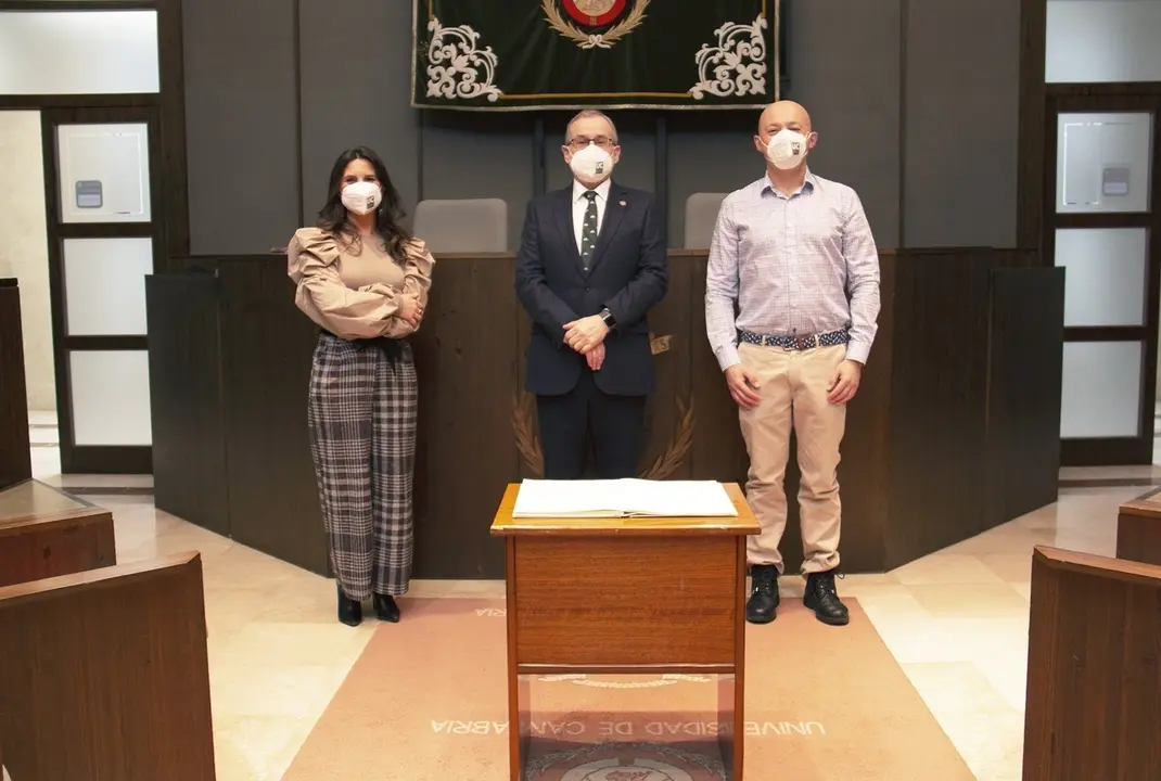 Nota Uc Toma Posesi&oacute;n Director Depto F&iacute;sica Moderna