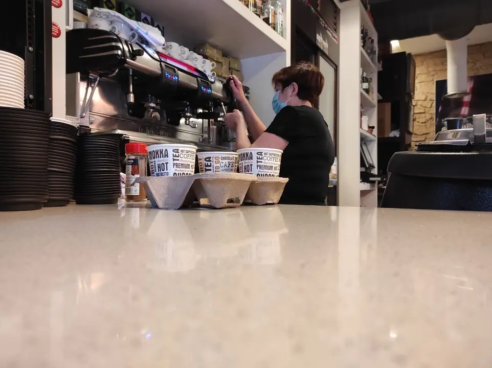 Archivo - Una camarera prepara caf&eacute;s. Archivo