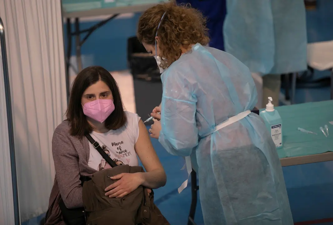 Profesionales de Educaci&oacute;n reciben la primera dosis de la vacuna AstraZeneca en las instalaciones del SADUS en Los Bermejales. En Sevilla, (Andaluc&iacute;a, Espa&ntilde;a), a 25 de febrero de 2021.