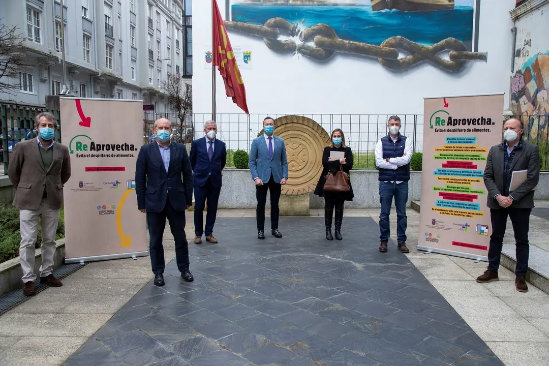 Los consejeros de Medio Ambiente, Guillermo Blanco, y de Educaci&oacute;n, Marina Lomb&oacute;, acompa&ntilde;ados del directo de MARE, Jos&eacute; Mar&iacute;a D&iacute;az, presentan, en rueda de prensa, el balance de la campa&ntilde;a de sensibilizaci&oacute;n Re-Aprovecha'