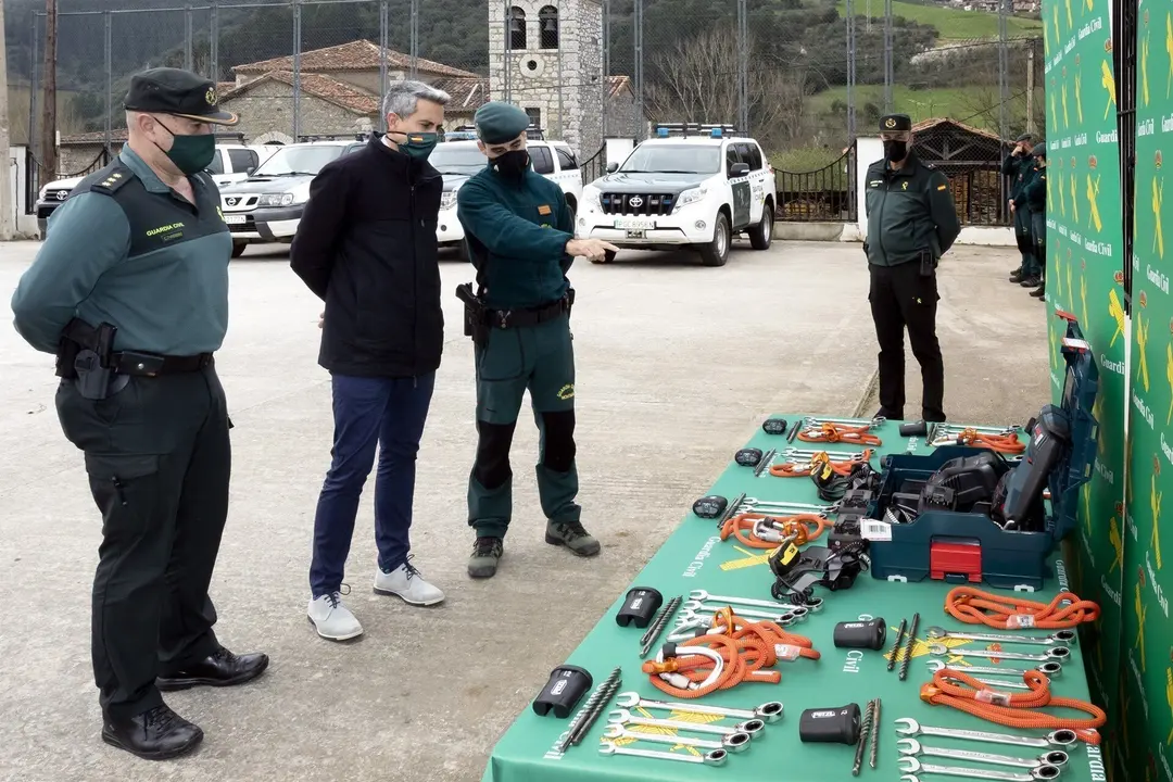 Zuloaga entrega material a la Guardia Civil de Potes