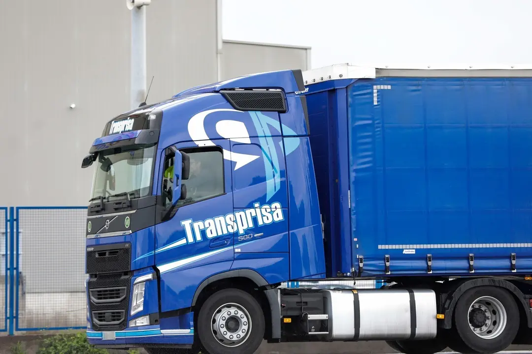 Archivo - Un cami&oacute;n de Transprisa llega a Mercamadrid