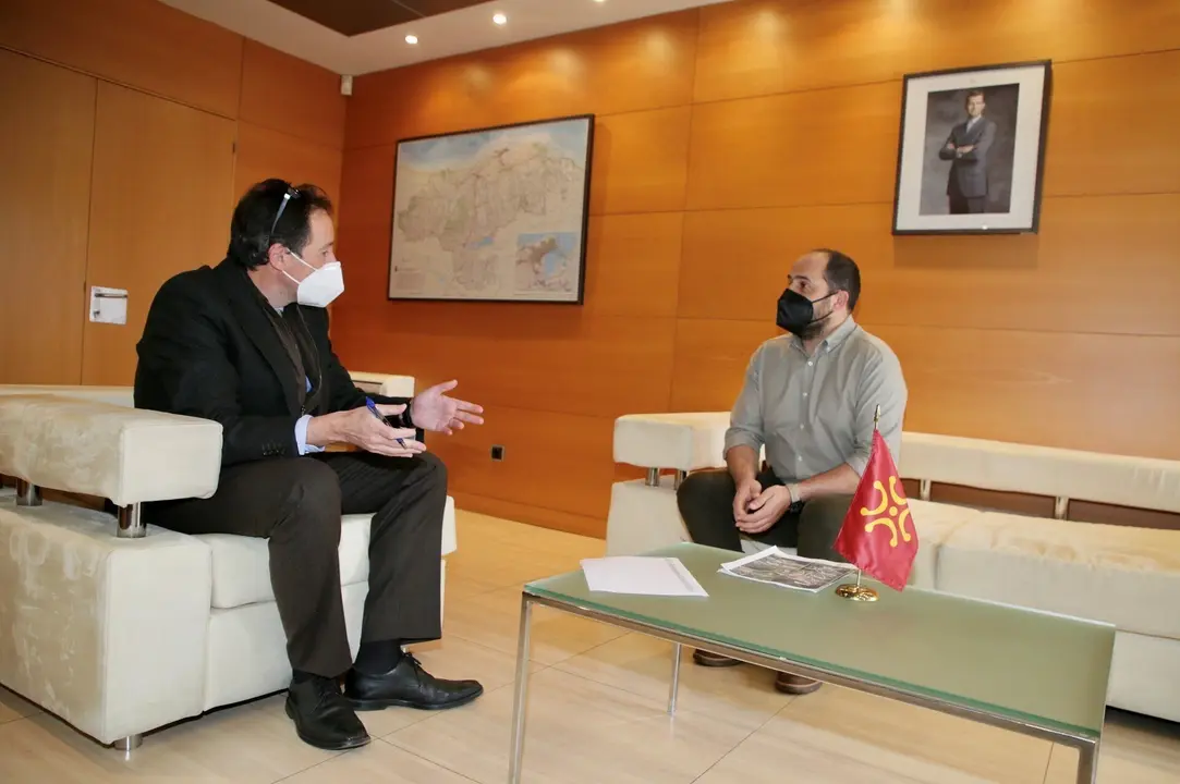 Consejero de Obras con alcalde de Cabu&eacute;rniga