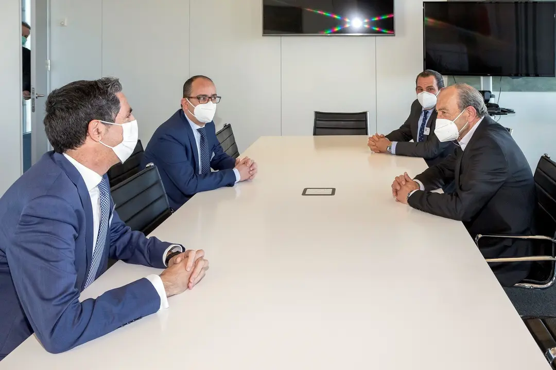 El consejero de Industria, Turismo, Innovaci&oacute;n, Transporte y Comercio, Javier L&oacute;pez Marcano, recibe al presidente de la C&aacute;mara de Comercio de Torrelavega, Carlos Augusto Carrasco.