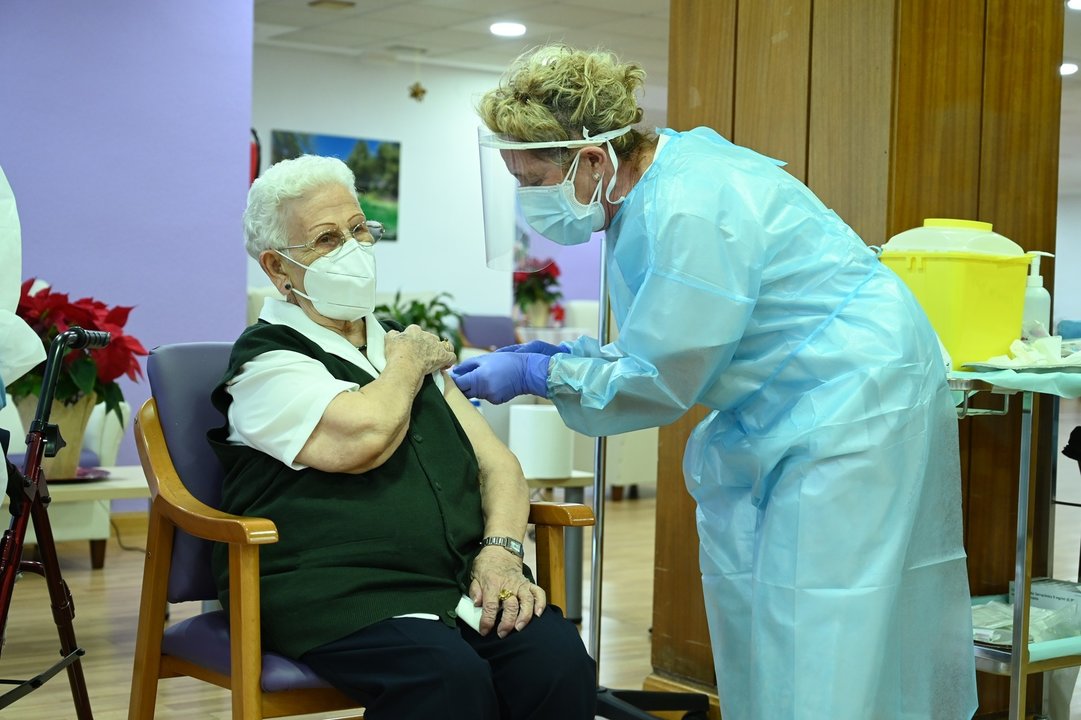 Archivo - Araceli, de 96 años es la primera persona en vacunarse contra el COVID-19 en España, el primer día de vacunación, en la residencia de mayores Los Olmos de Guadalajara, en Castilla La-Mancha (España), a 27 de diciembre de 2020.