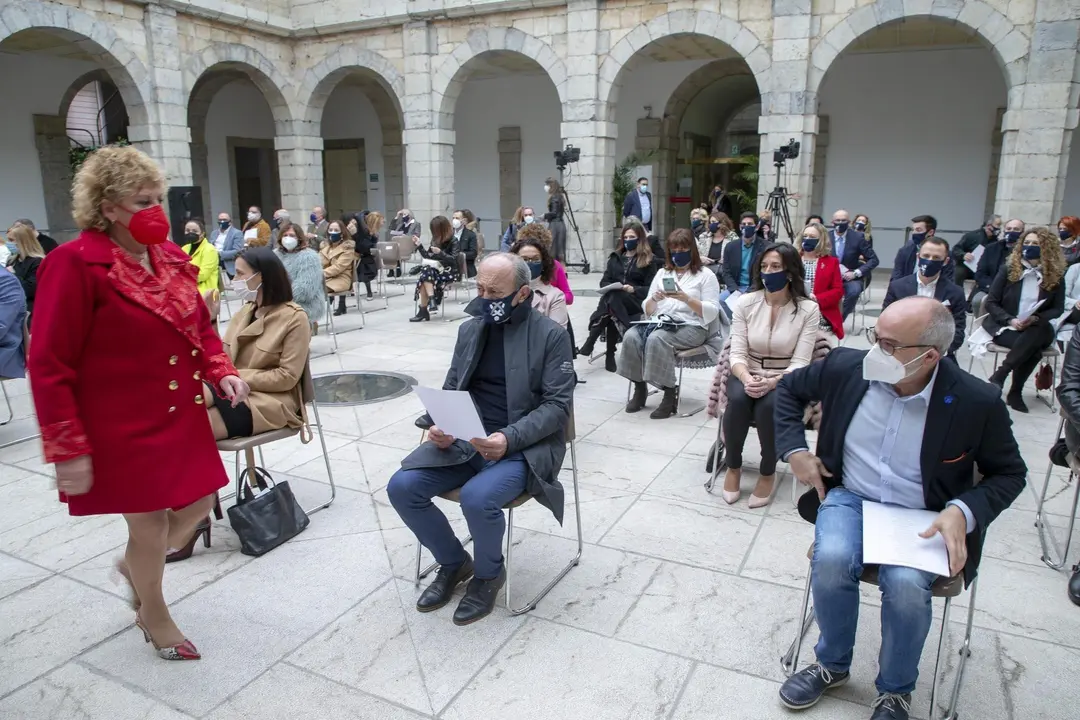 12:00 horas. Parlamento de Cantabria
Los consejeros de Sanidad, Miguel Rodr&iacute;guez, y de Industria, Turismo, Innovaci&oacute;n, Transporte y Comercio, Javier L&oacute;pez Marcano, asisten a la toma de posesi&oacute;n de la Junta de Gobierno del Colegio Oficial de Enfermer&iacute;a de Cantabria.
nr
27 feb 21