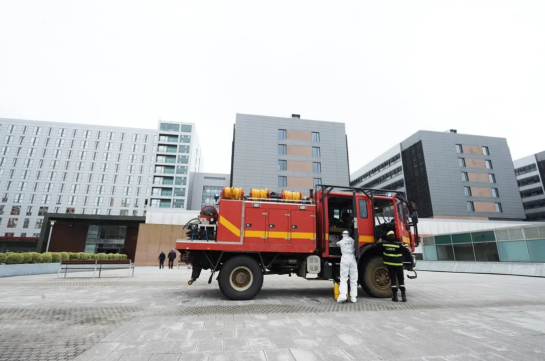 Archivo - Militares de la UME protegidos en su despliegue por Santander en el segundo d&iacute;a laborable del estado de alarma por el coronavirus