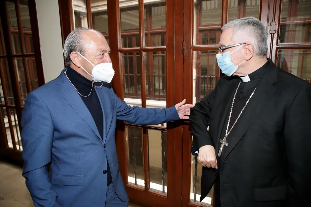 Reuni&oacute;n del consejero de Turismo, Javier L&oacute;pez Marcano, y el obispo de Santander, Manuel S&aacute;nchez Monge