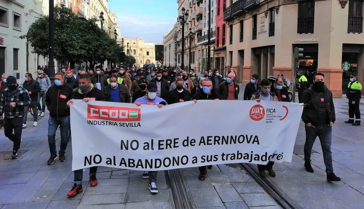 Manifestaci&oacute;n de CCOO y UGT para exigir la retirada del ERE de Aernnova (Foto de archivo).