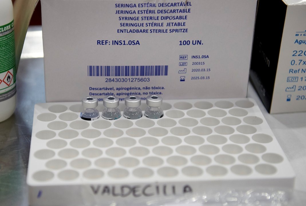 Varios frascos con la segunda dosis de la vacuna de Pfizer-BioNTech contra la Covid-19 en el Hospital Valdecilla.