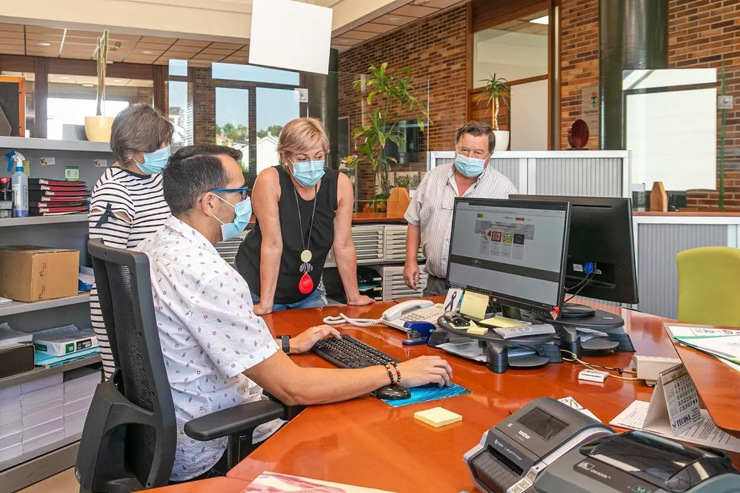 Archivo - La alcaldesa de Polanco, Rolsa D&iacute;az, conversa con funcionarios de oficinas municipales