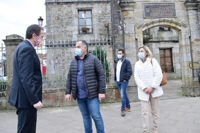 El consejero de Obras P&uacute;blicas, Jos&eacute; Luis Gochicoa (izda) y el alcalde de Cabez&oacute;n de la Sal , V&iacute;ctor Manuel Reinoso