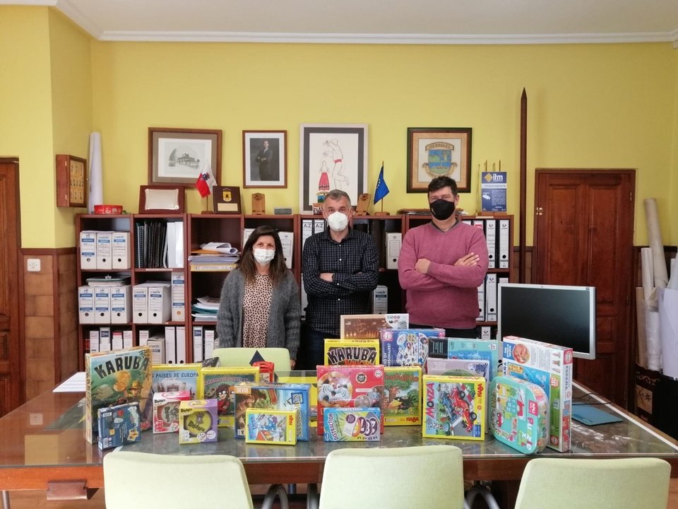 El Ayuntamiento de Torrelavega, en colaboración con la Junta Vecinal de Viérnoles, entrega juegos y libros al AMPA del colegio Dobra