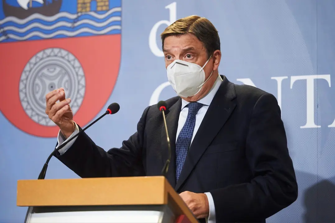 El ministro de Agricultura, Pesca y Alimentaci&oacute;n, Luis Planas, durante una rueda de prensa en Cantabria 