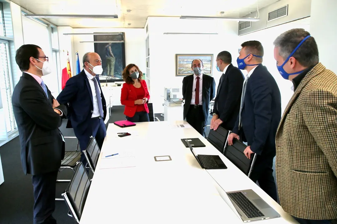 El consejero de Industria, Turismo, Innovaci&oacute;n, Transporte y Comercio, Javier L&oacute;pez Marcano, y la consejera de Empleo y Pol&iacute;ticas Sociales, Ana Bel&eacute;n &Aacute;lvarez, con los directivos de SEG Automotive