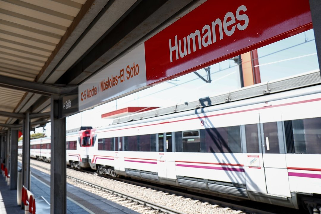 Archivo - Un tren a su paso por la Estación de Tren de Humanes en la zona básica de salud Humanes en Humanes de Madrid