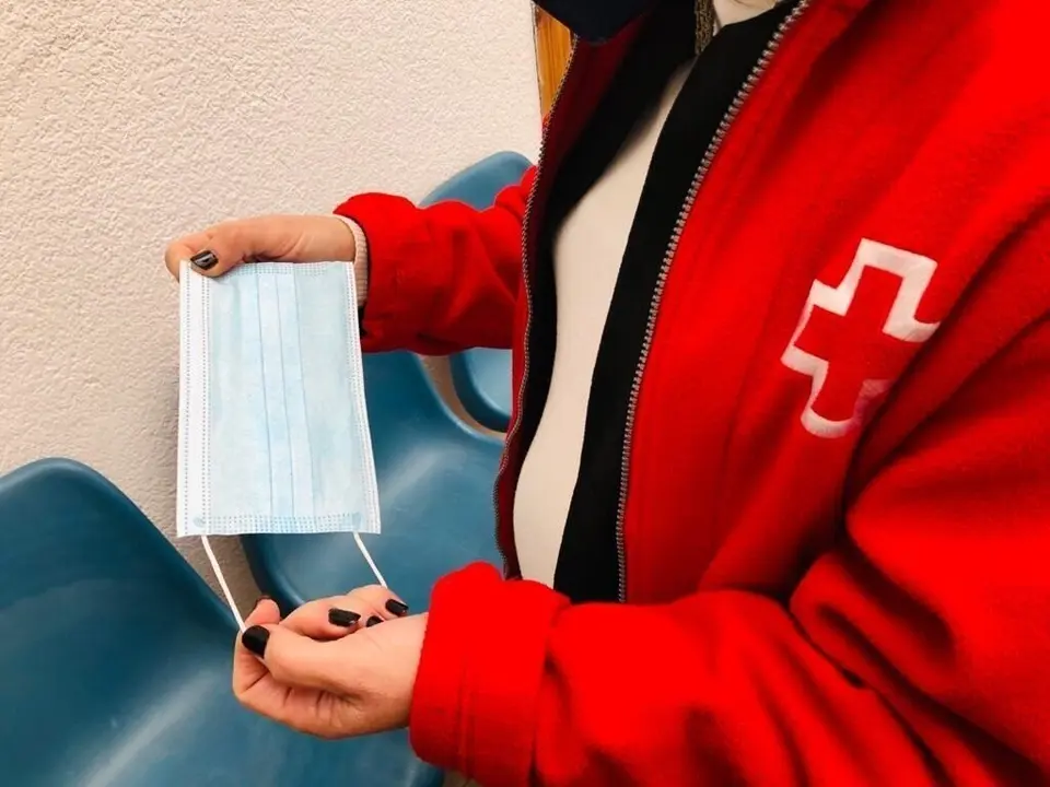 Cruz Roja reparte mascarillas quir&uacute;rgica entre familias en situaci&oacute;n de vulnerabilidad