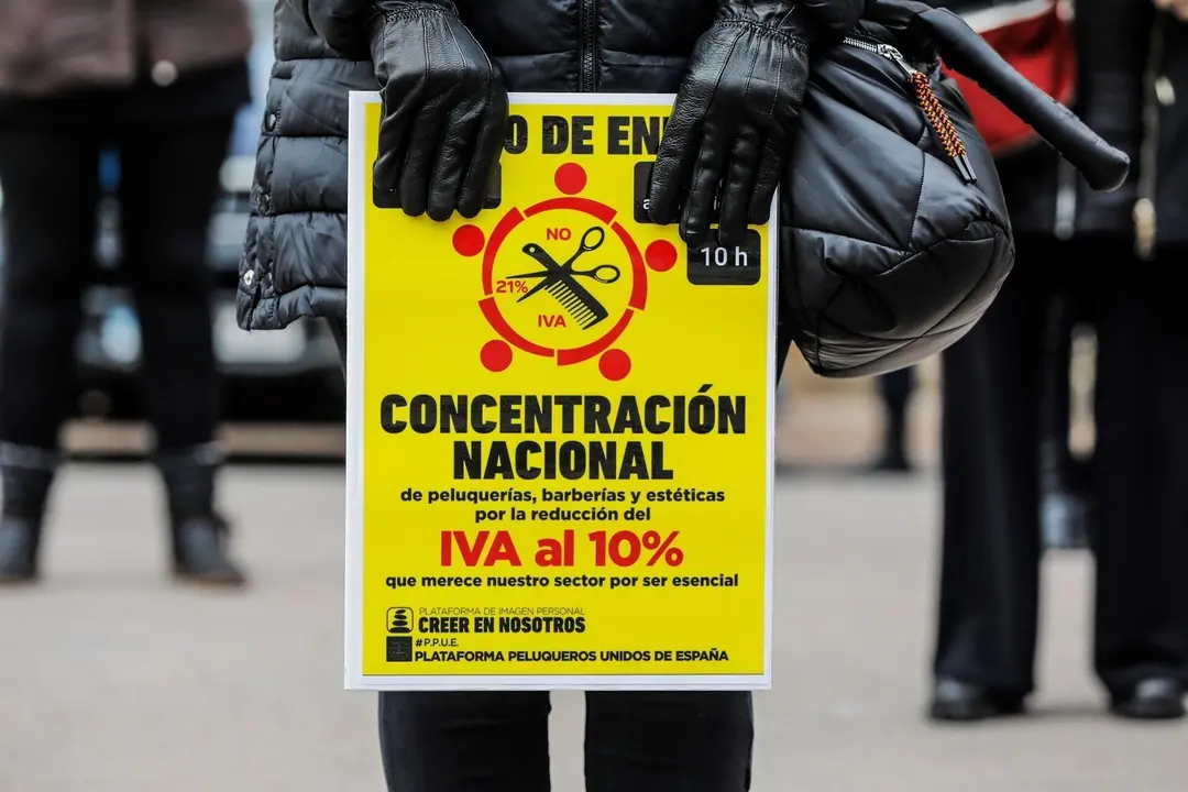 Archivo - Una persona participa en la protesta convocada en enero por el sector de la est&eacute;tica y peluquer&iacute;a para pedir la bajada del IVA al 10%. Archivo