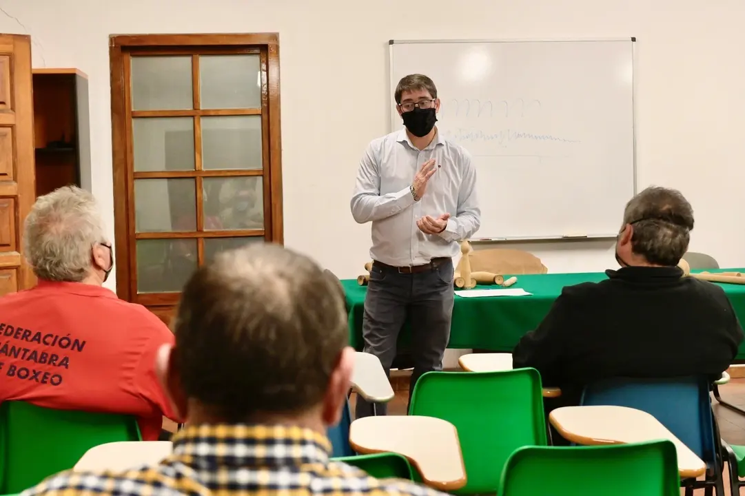 Archivo - Santander.- El uso de vestuarios y el acceso de p&uacute;blico a los campos de f&uacute;tbol municipales estar&aacute;n muy limitados