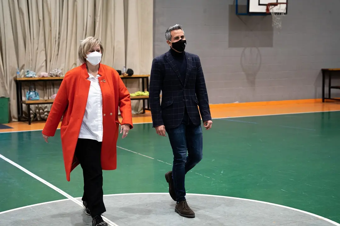 El Vicepresidente Y Consejero De Universidades, Igualdad, Cultura Y Deporte, Pablo Zuloaga, Y La Alcaldesa De Camargo, Esther Bolado, En El Pabell&oacute;n Matilde De La Torre