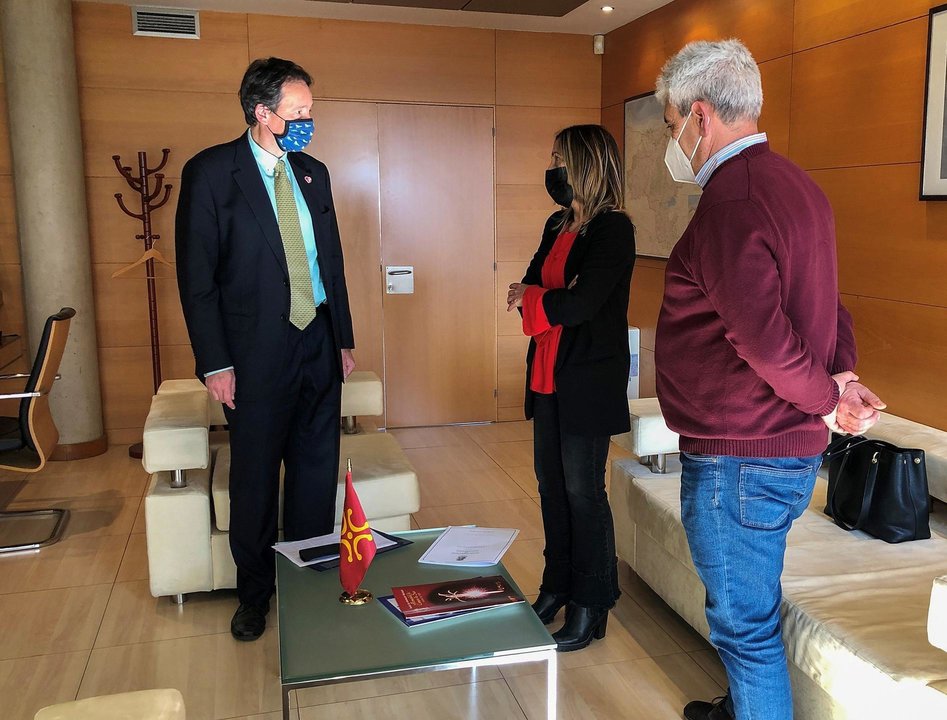 El consejero de Obras Públicas, Ordenación del Territorio y Urbanismo, José Luis Gochicoa, se reúne con la alcaldesa de Solórzano, Gema Perojo.