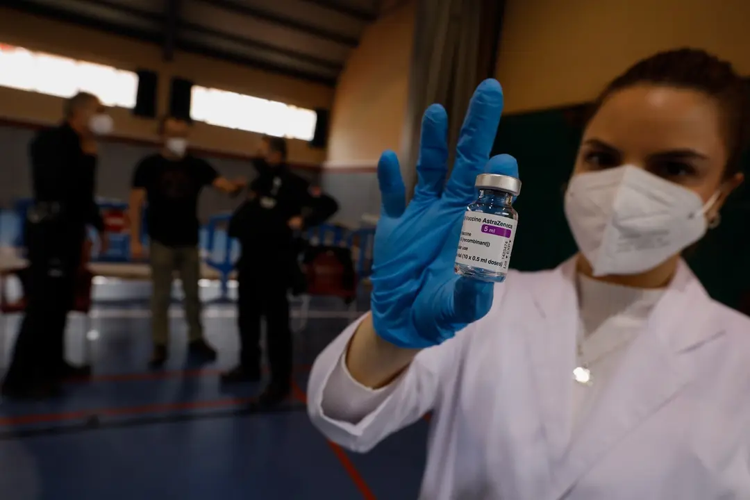 Imagen de la vacunaci&oacute;n contra el Covid-19 de un agente de la Polic&iacute;a Local de Murcia