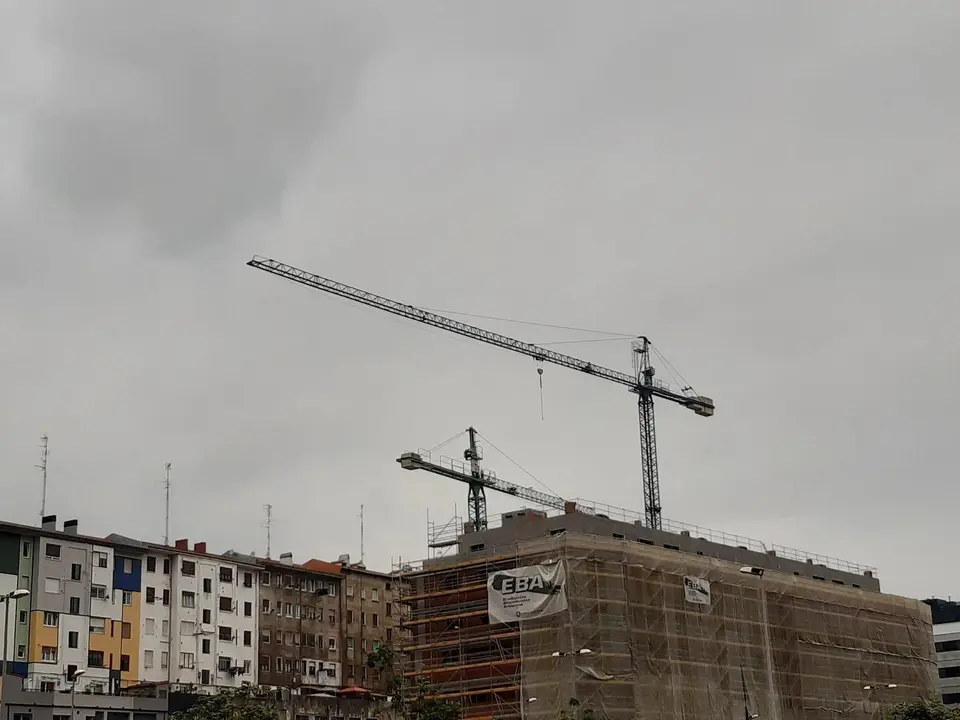 Archivo - Obras de construcci&oacute;n de un bloque de viviendas.