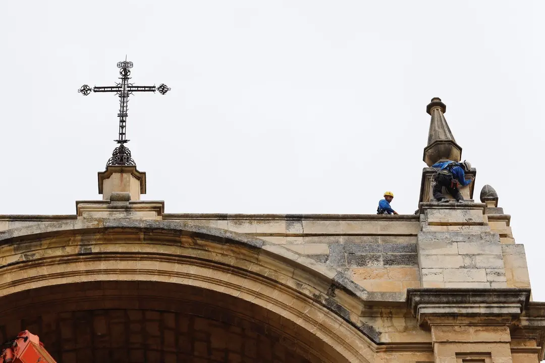 Archivo - Varios operarios, revisan la fachada de la Catedral de Granada, para comprobar los desperfectos causados por los continuos terremotos que a lo largo de esta semana se han producido en la provincia de Granada a 30 de enero del 2021