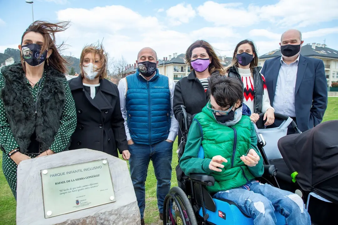 Placa conmemorativa del parque de La Garoja con el nombre del exconsejero Rafael de la Sierra