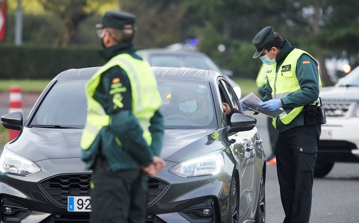 Archivo - Un agente de la Guardia Civil pide la documentación a un vehículo durante un control efectuado en Cantabria.