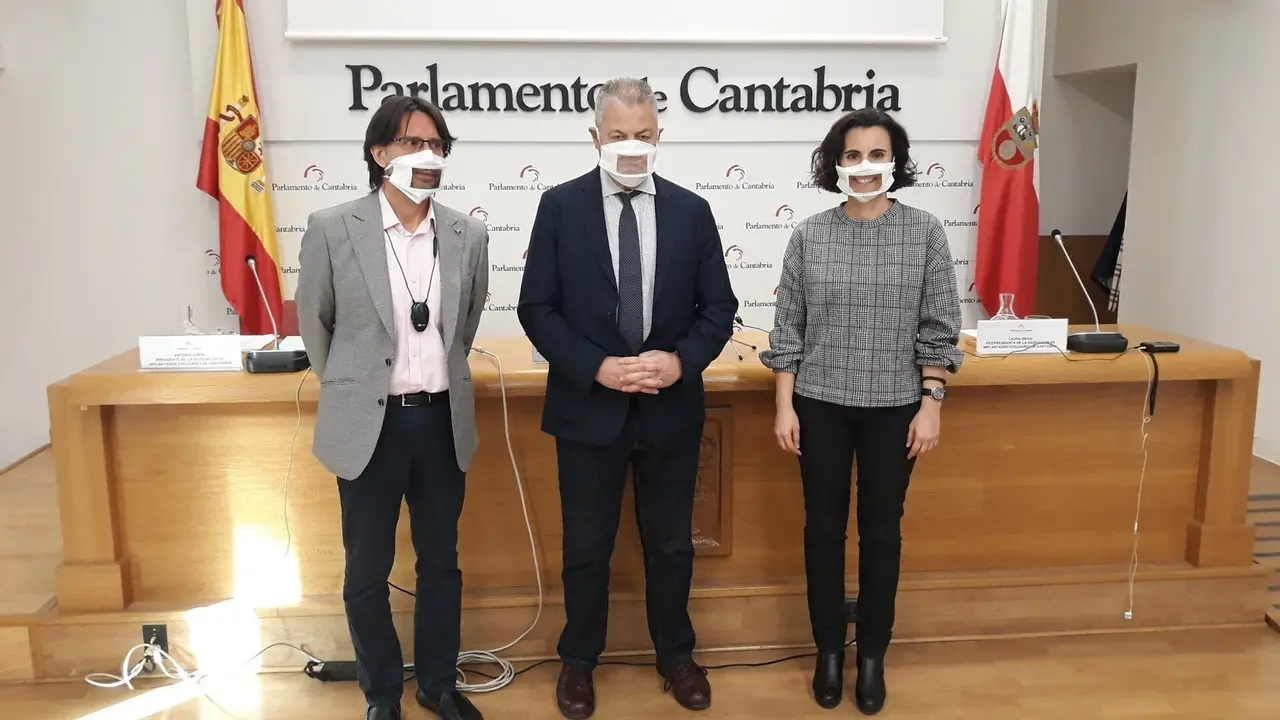 El presidente del Parlamento de Cantabria, Joaqu&iacute;n G&oacute;mez (centro); el presidente de AICEC, Antonio Sim&oacute;n, y la vicepresidenta, Laura Diego