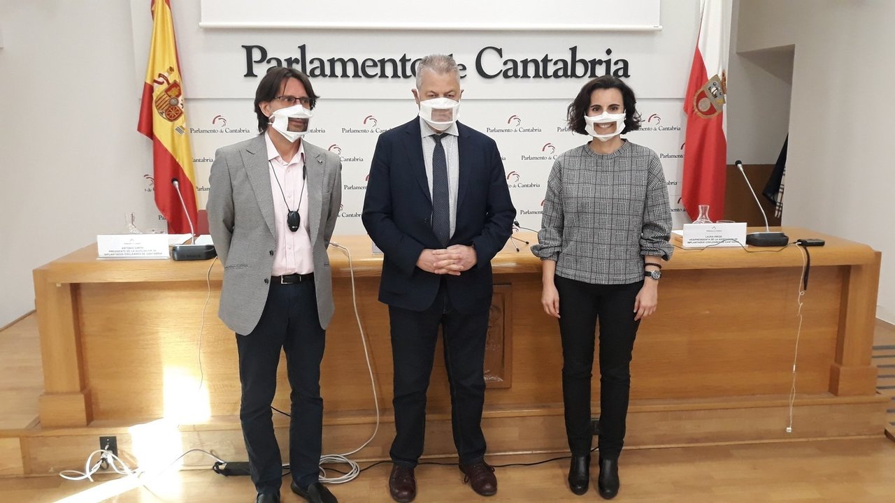 El presidente del Parlamento de Cantabria, Joaquín Gómez (centro); el presidente de AICEC, Antonio Simón, y la vicepresidenta, Laura Diego