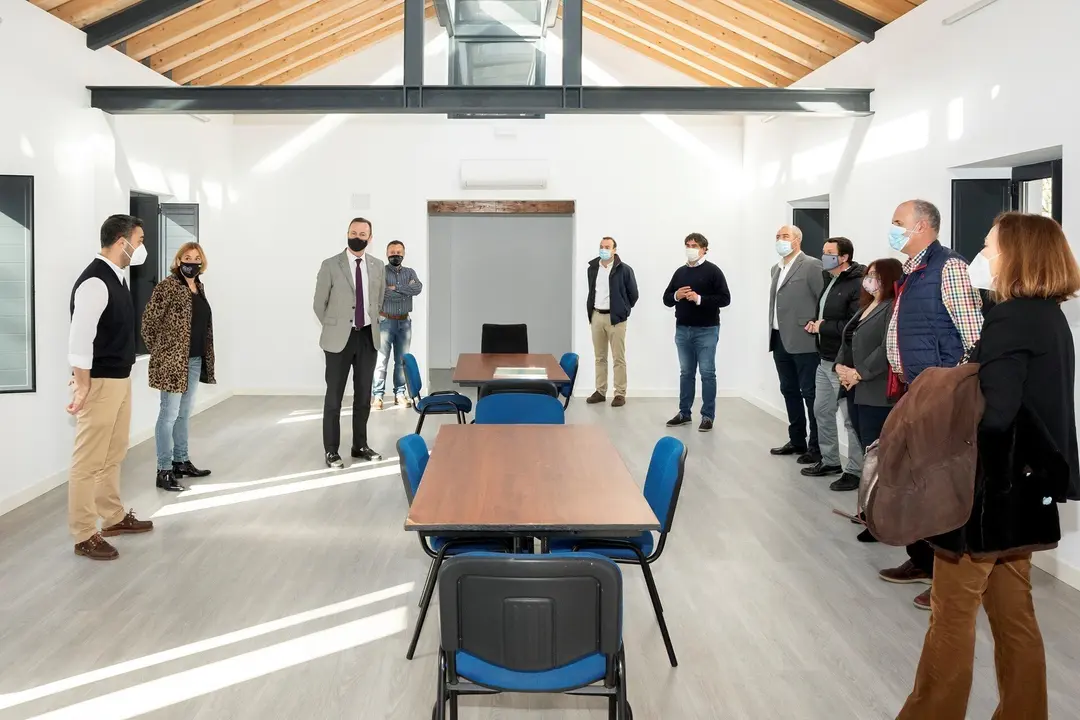 El consejero de Desarrollo Rural, Ganader&iacute;a, Pesca, Alimentaci&oacute;n y Medio Ambiente, Guillermo Blanco, en el centro de usos m&uacute;ltiples creado en las antiguas escuelas de Pontones