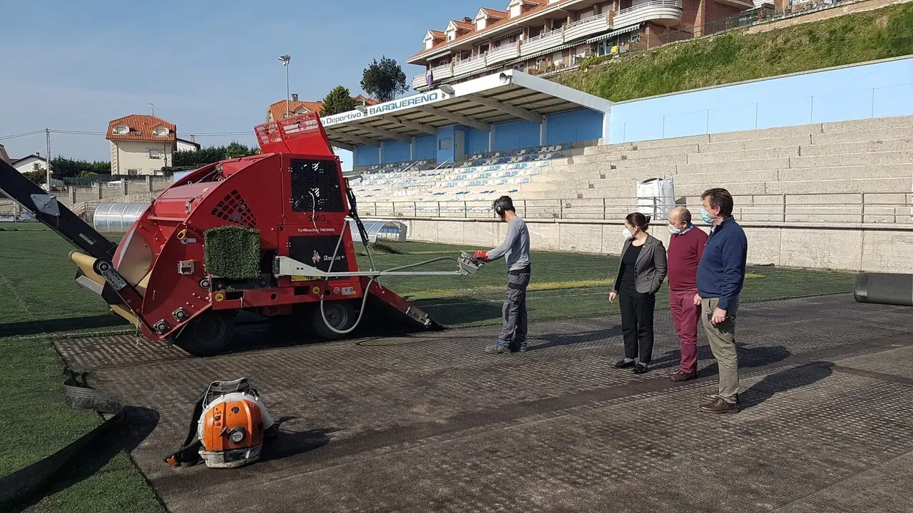 Inicio de los trabajos para dotar al campo de f&uacute;tbol El Casta&ntilde;ar de c&eacute;sped artificial
