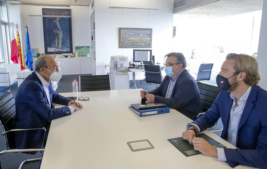 El consejero de Industria, Turismo, Innovaci&oacute;n, Transporte y Comercio, Javier L&oacute;pez Marcano (izda), se re&uacute;ne con el alcalde de Noja, Miguel &Aacute;ngel Ruiz, y el director general de Transportes, Felipe Pi&ntilde;a
