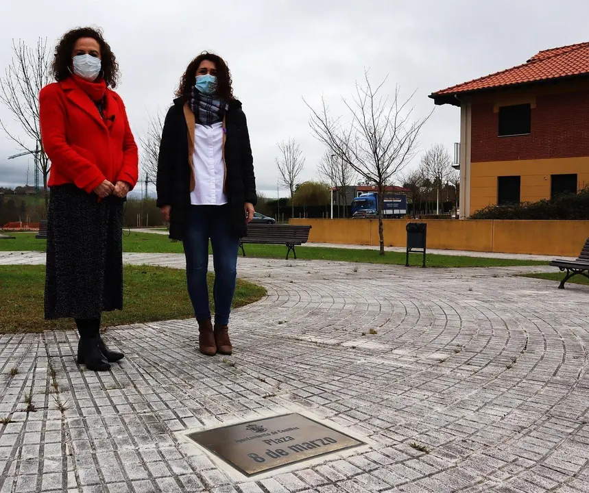La alcaldesa, Teresa Noceda Llano, y la concejala de Igualdad, Vanesa S&aacute;nchez Trueba, durante la visita a la 'Plaza 8 de Marzo'