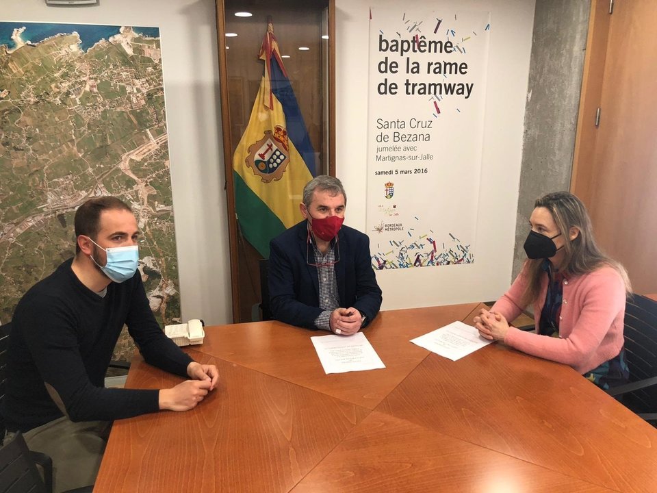 El alcalde de Bezana, Alberto García Onandía, y el concejal de Medio Ambiente, Luis del Piñal, durante la firma del convenio para la recogida de aceite de uso doméstico