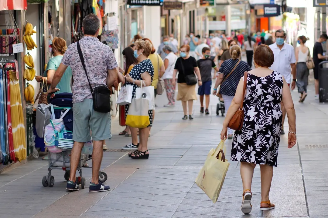 Archivo - Personas en una calle comercial de M&euml;rida