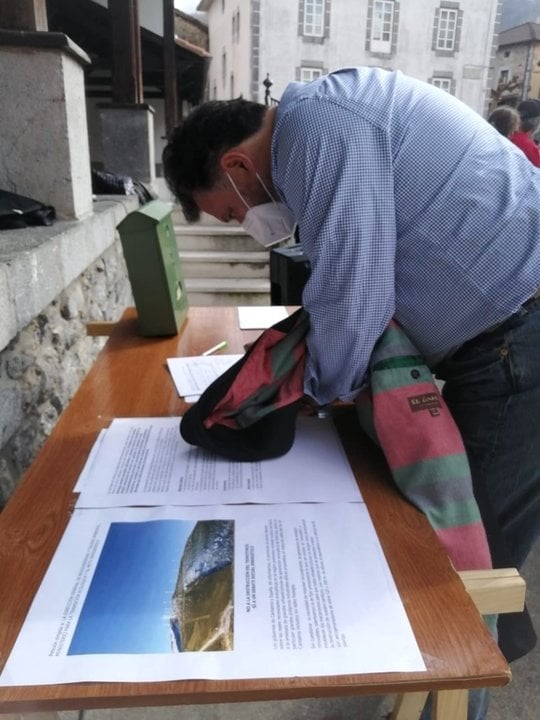 El portavoz de Vox en el Parlamento de Cantabria, Cristóbal Palacio, con información sobre el proyecto de parque eólico de Garma Blanca