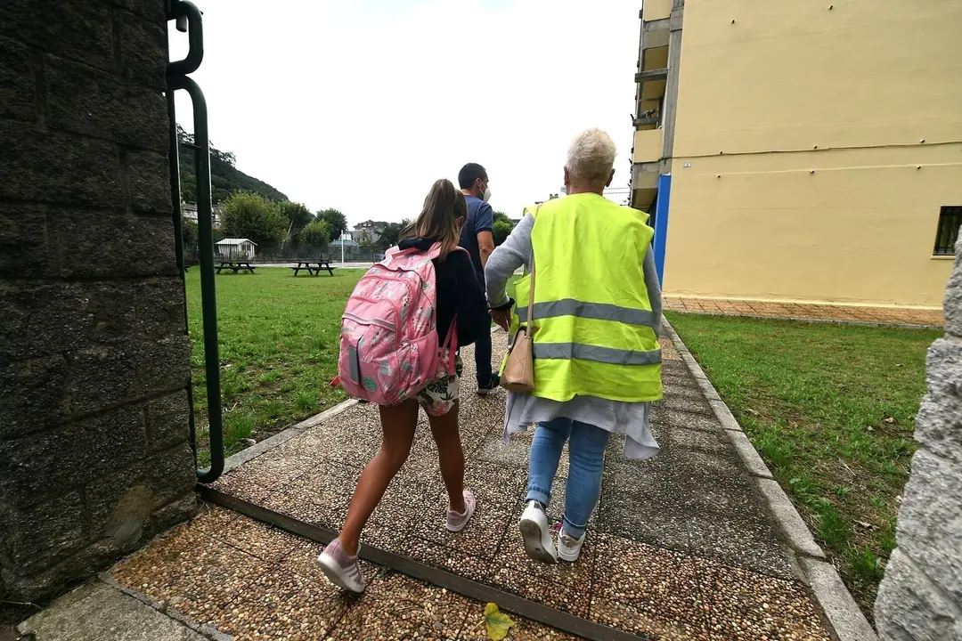 Archivo - Alumnos entrando a un centro de Cantabria. Archivo