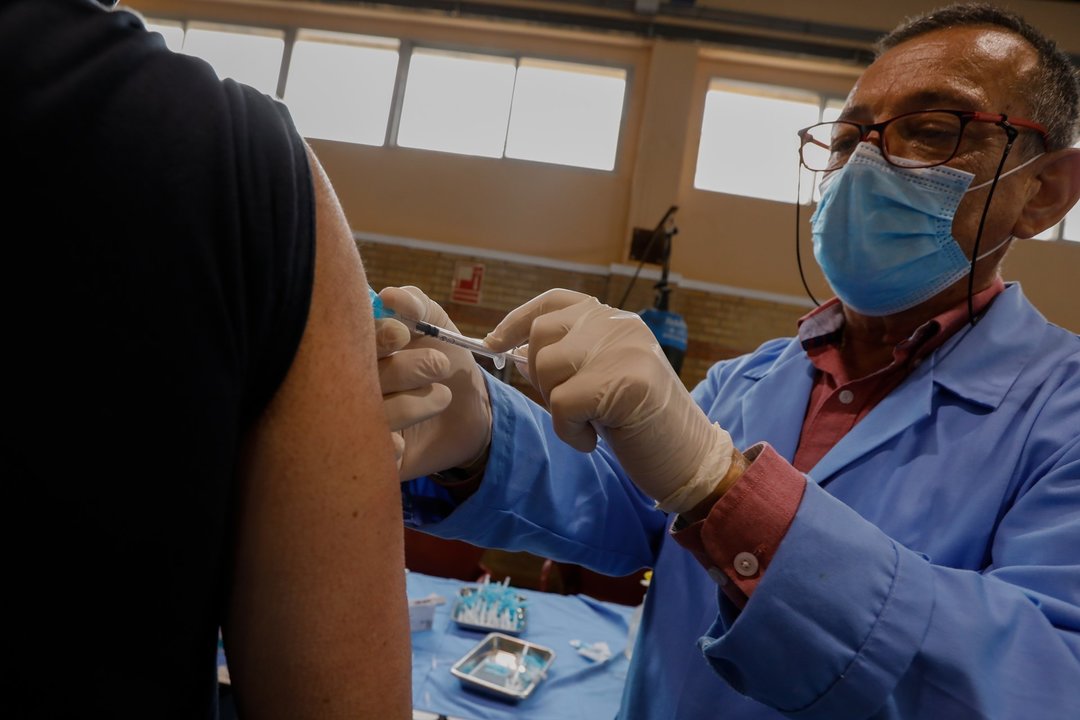 Un trabajador sanitario administra una dosis de la vacuna contra el Covid-19 a un agente de Policía Local, en el Cuartel de Murcia Infante, Murcia, (España), a 2 de marzo de 2021.