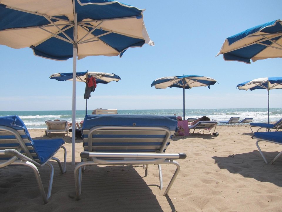 Archivo - Imagen De Una Playa Con Tumbonas Y Sombrillas