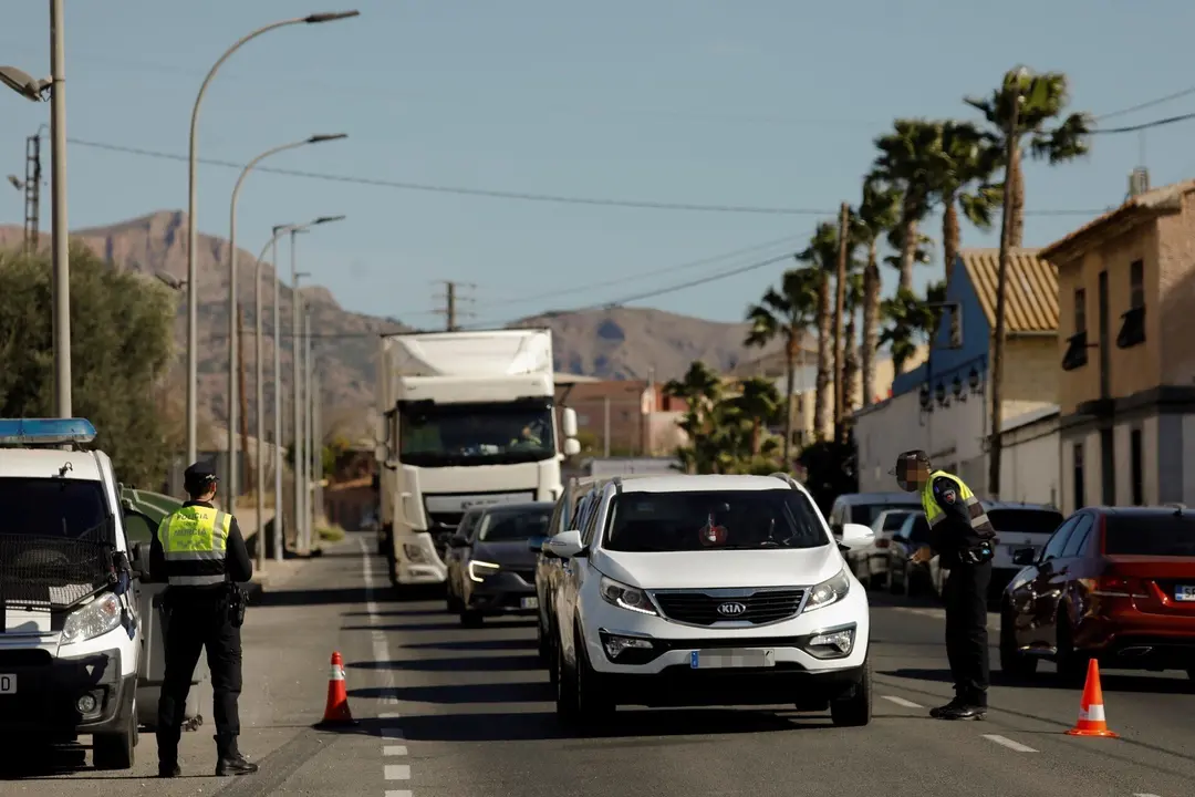 Dos polic&iacute;as locales en un control situado en el l&iacute;mite entre los municipios de Murcia y Santomera, en Murcia (Espa&ntilde;a) a 13 de febrero de 2021.